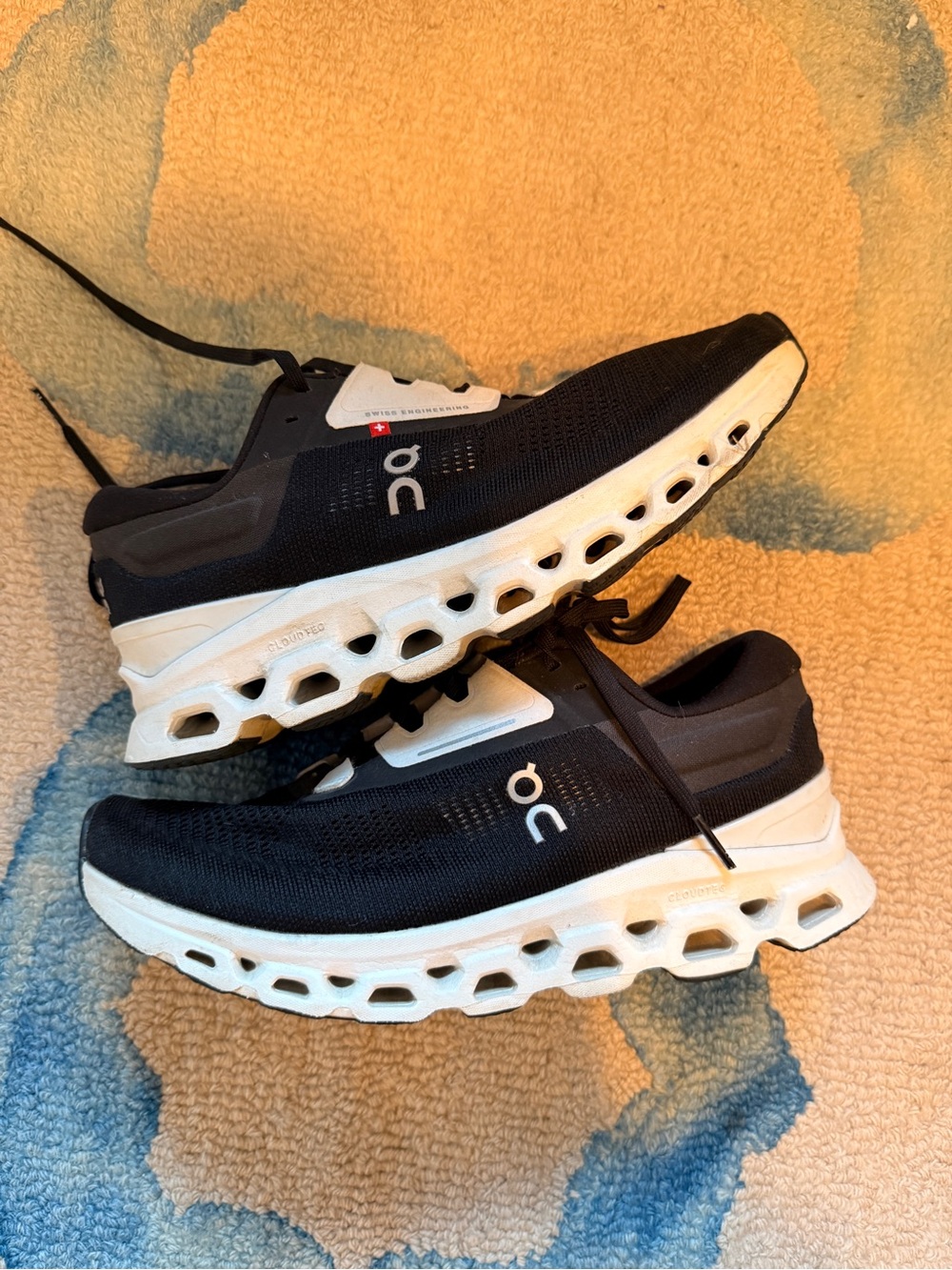 On Running Cloudstratus in Black and White women 8.5